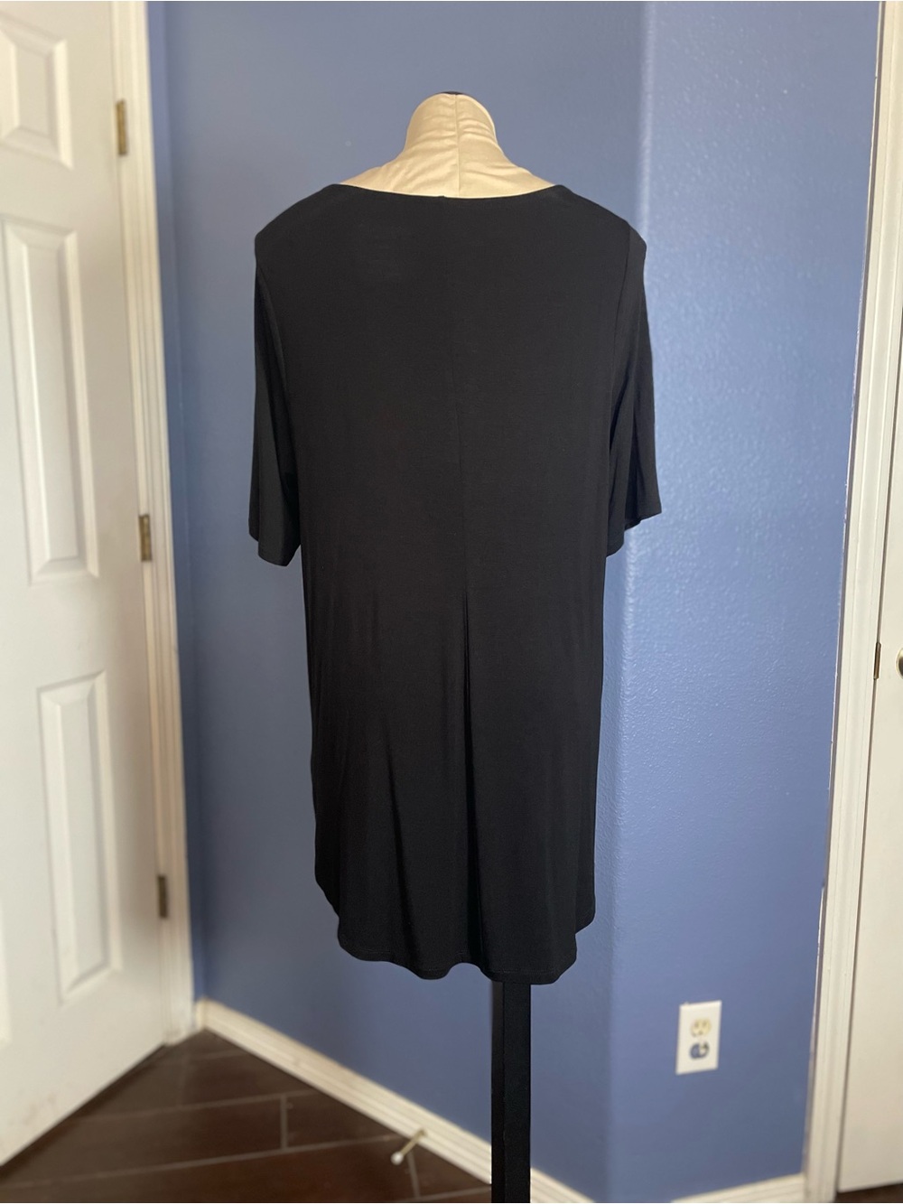 Torrid Black V-Neck Tunic with Crisscross Detail Size 1 - Picture 5 of 9